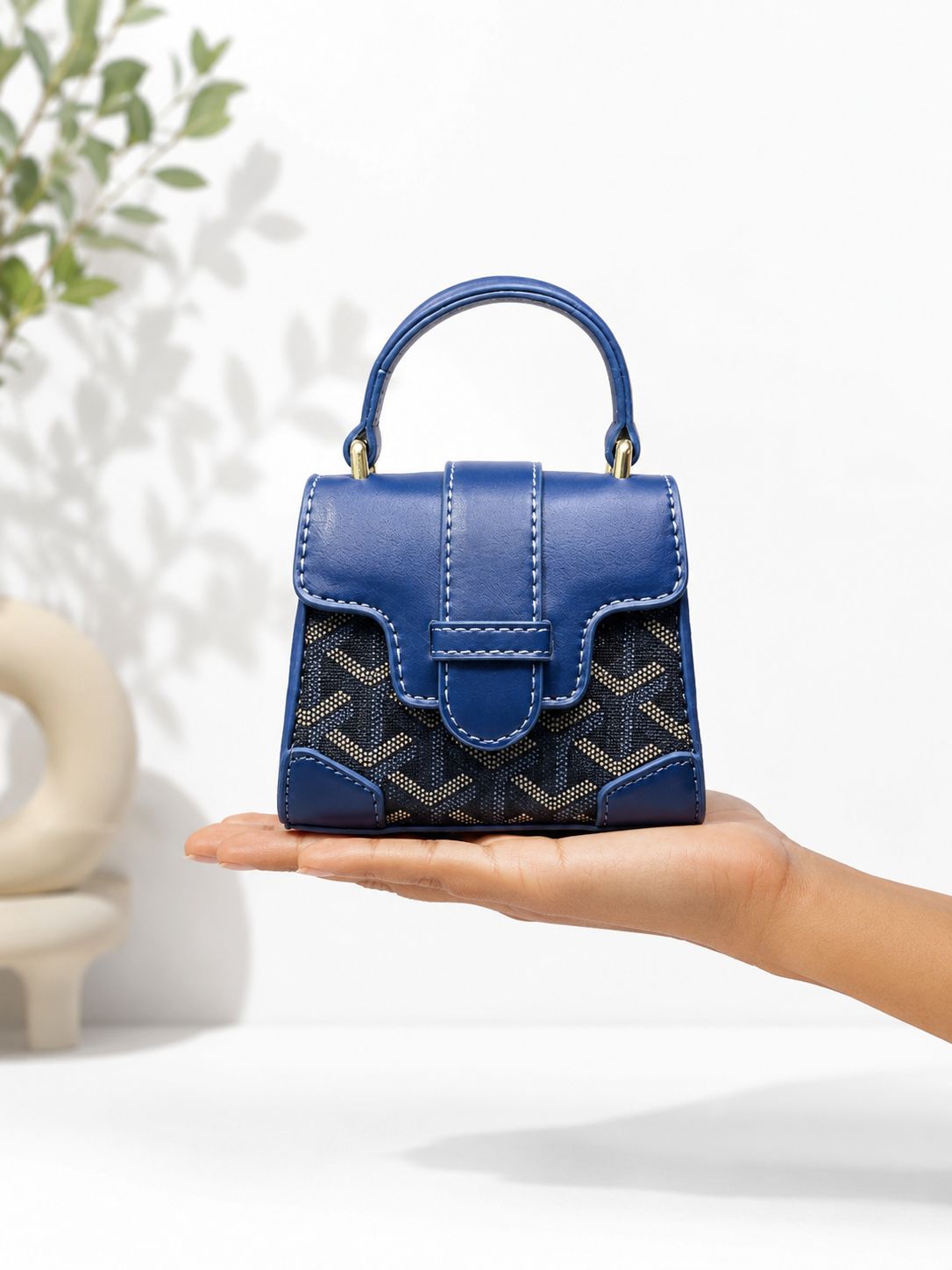 Lily textured mini sling