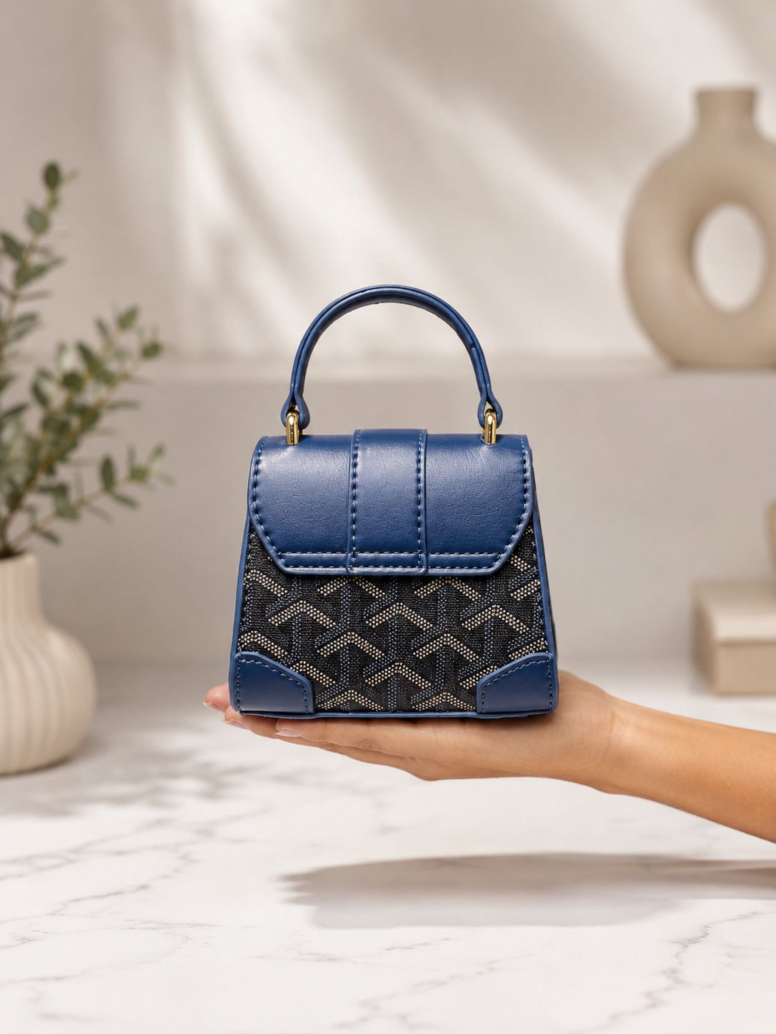 Lily textured mini sling