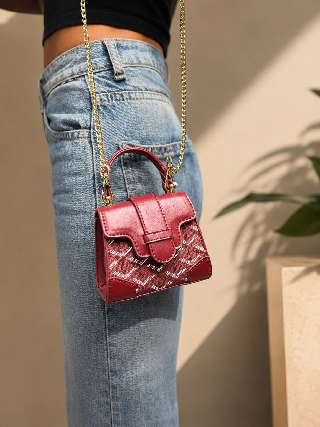 Lily textured mini sling